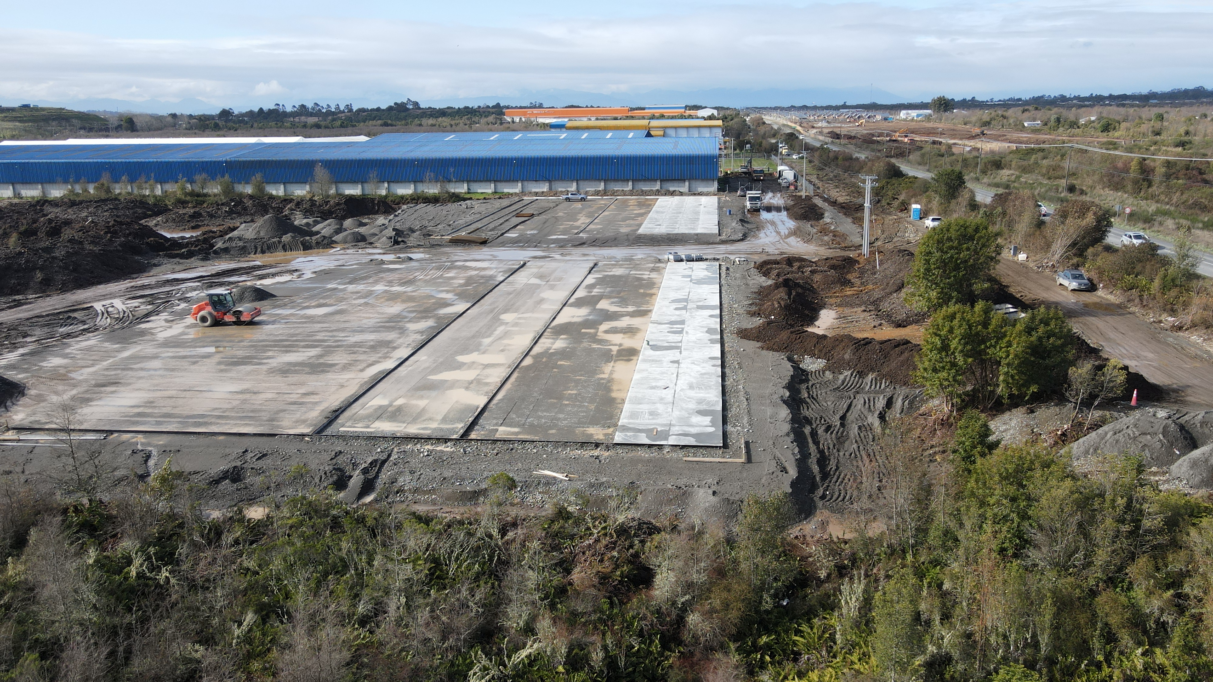 Vista aérea de la nueva plataforma de concreto siendo construida en el proyecto Sermapor, mostrando un área extensa y preparada para futuras construcciones.