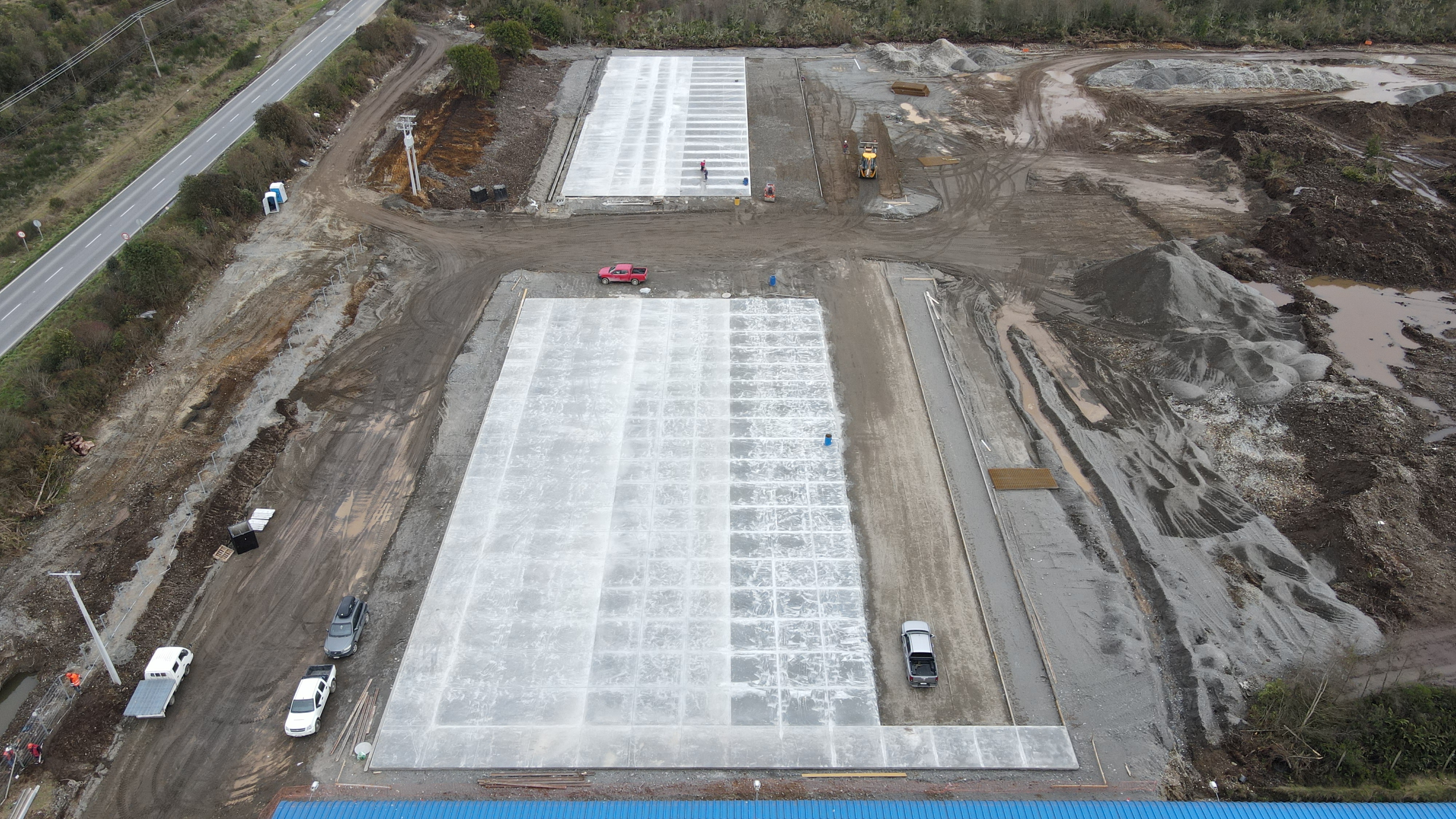Vista aérea de múltiples plataformas de concreto en construcción dentro del proyecto Sermapor, mostrando un avance significativo en las obras.