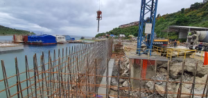 Imagen del proceso de hormigonado y la armadura del Muro de Contención Sitecna, proyecto de Constructora Chillwe Spa en Puerto Montt.