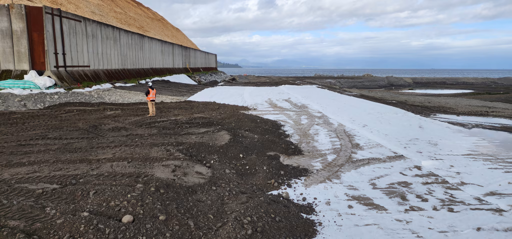 Vista del terreno en preparación con geotextil blanco antes de la construcción del nuevo terminal portuario T2 en Puerto Punta Caullahuapi.