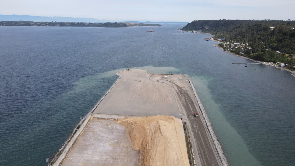 Vista aérea del nuevo terminal portuario construido como parte de la ampliación del Puerto Punta Caullahuapi, mostrando su extensión hacia el mar.