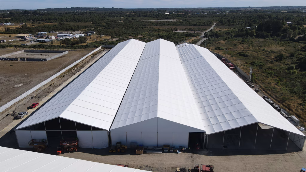 Estructura principal de carpas instaladas para la feria AquaSur en Puerto Montt, Chile.